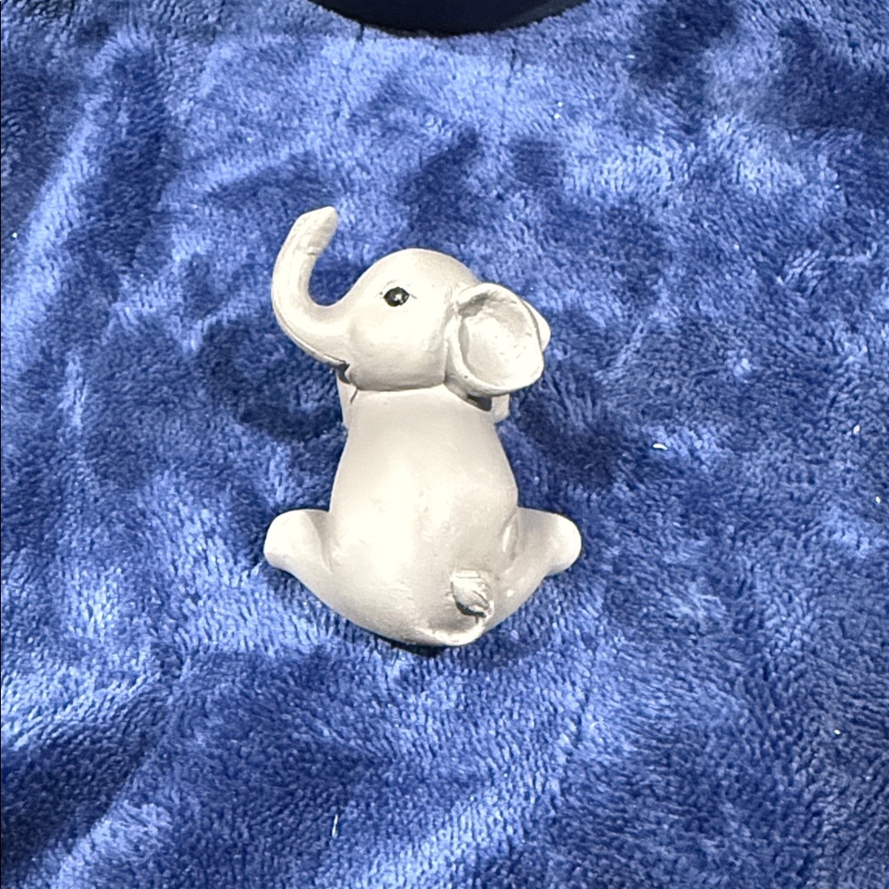 Gray Hanging Elephant Plant Pot Charm - Picture 4 of 4